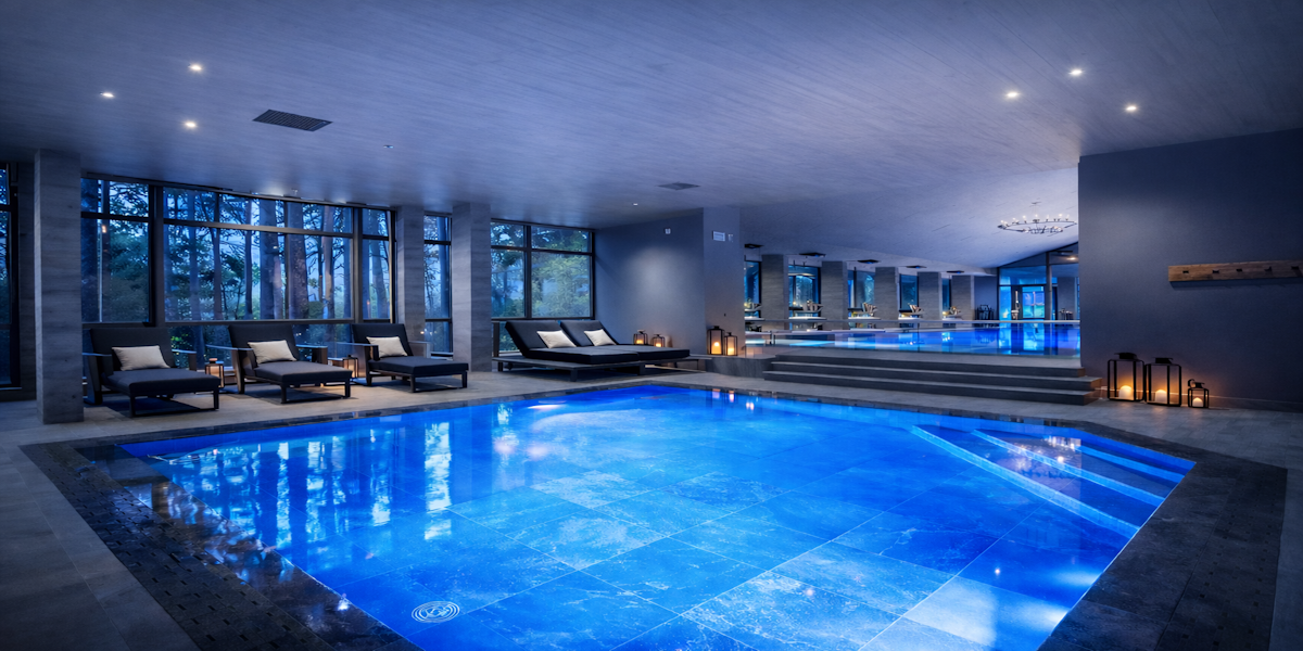 Крытый бассейн с водопадом и контролем влажности